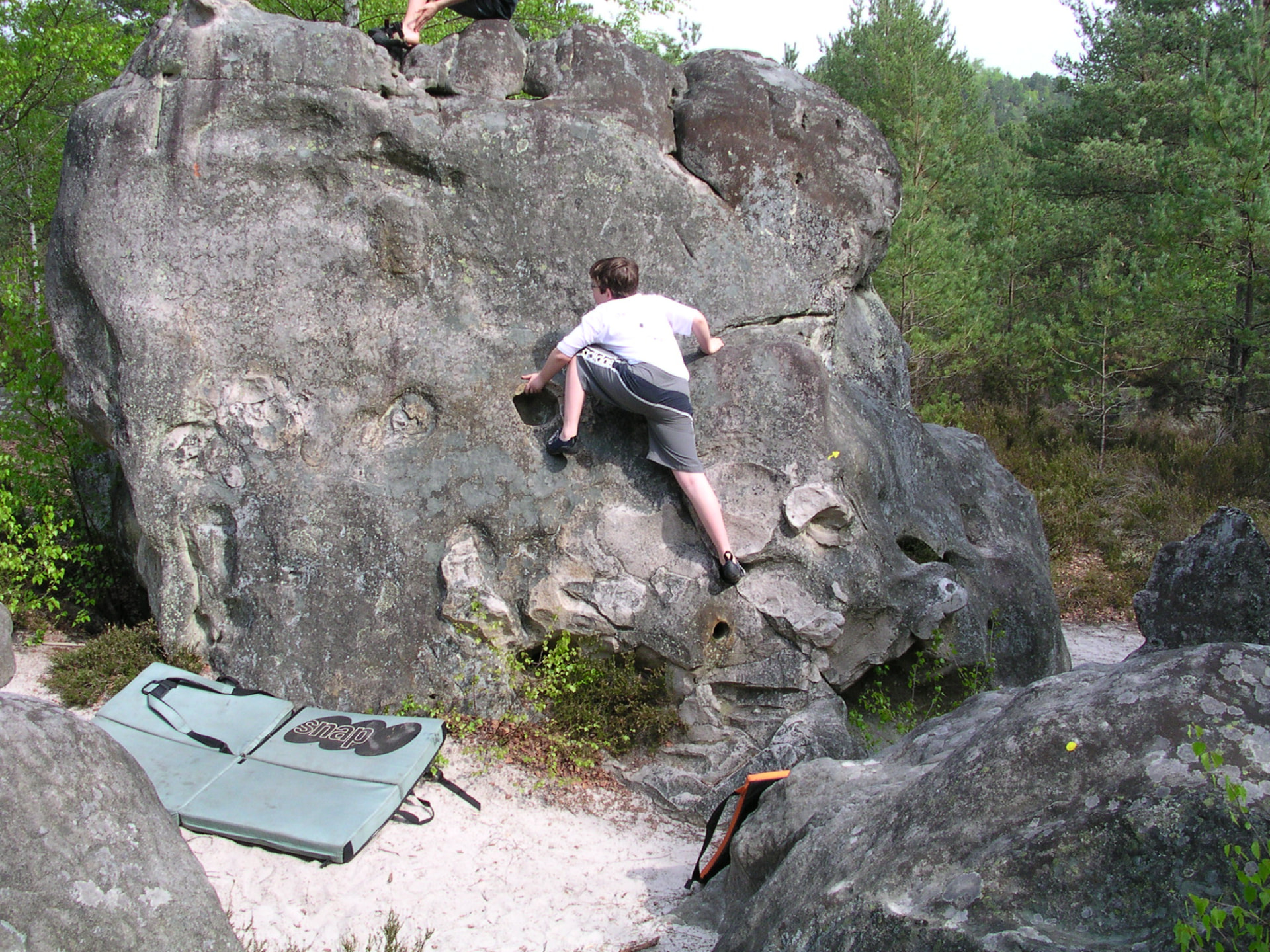 Bouldern auf den Felsen von Fontainebleau