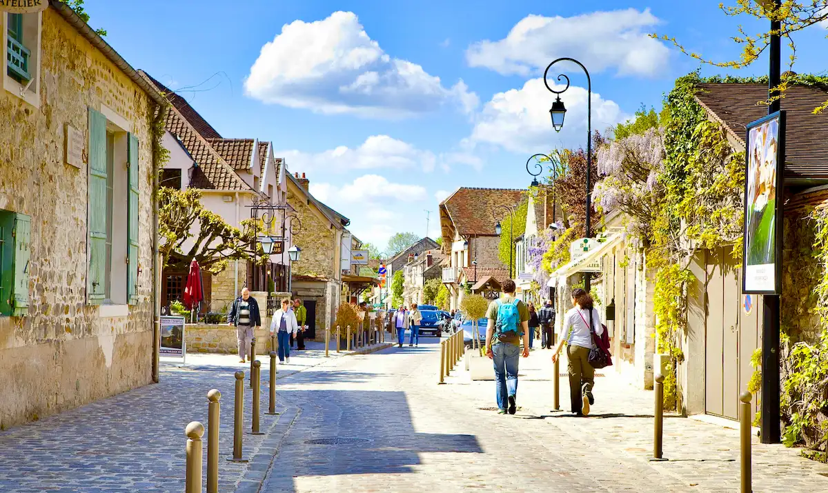 Eine Straße im Dorf Barbizon